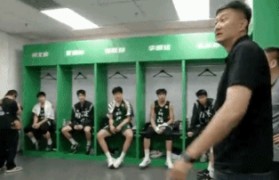 广东实验半场41-31领先清华附中!杜锋前往更衣室鼓励球员!
