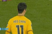 有点小坏!马丁内利撞到黄喜灿,后者直接报复肘击遭裁判无视