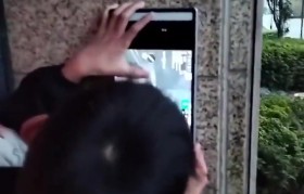 你永远想不到队友在用什么设备跟你玩游戏!小学生用门禁机畅玩和平精英!