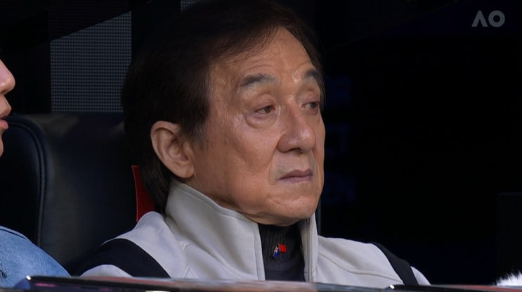 排面!成龙现场观战澳网男单决赛,英文解说瞬间反应:这是成龙! 排面!成龙现场观战澳网男单决赛,英文解说瞬间反应:这是成龙!