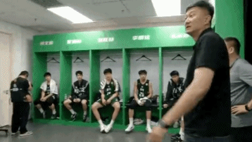 广东实验半场41-31领先清华附中!杜锋前往更衣室鼓励球员!